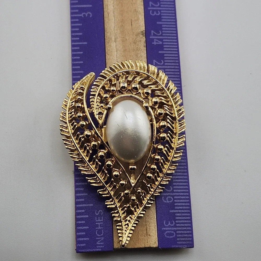 vintage‎ Gold Tone Leaf Faux Pearl Brooch